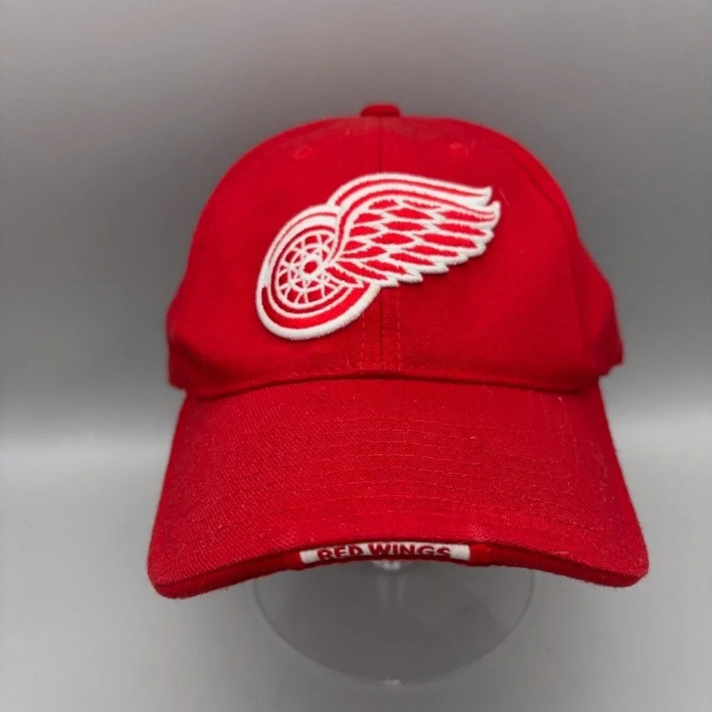 Detroit Red Wings Hat Men S/M Red Embroidered NHL Hockey Cap American Needle